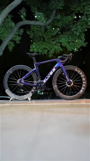 Stunning in every angle — the chameleon nebula custom color brings the Elves Falath Evo to life with a glow that shifts under every ray of light. Pure aero lines, bold presence, and a finish that turns heads before the wheels even roll. If you’re looking to build your own masterpiece, just contact us anytime. #elvesbikemalaysia #falathevo #customcolor #aerobike #roadbike