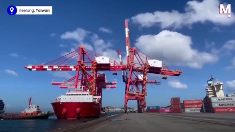 Huge container crane collapses at Taiwan port