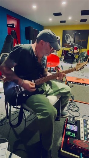 Funky Fuzz Phrase Si on a Suhr Standard Strat. #fuzz #guitar