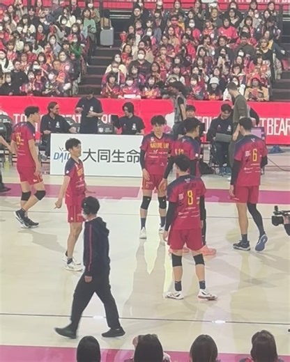 川合俊一 on Instagram: "今日はSVリーグのグレードペアーズVSサントリーの 試合の始球式をしてきました🏐 サーブ緊張したけど無事に入って良かった😂 東京体育館は過去最多人数で熱気が凄かったです❗️ 試合後にグレベア選手と記念写真📹 みんな顔が小さくてイケメンだなぁ😆👍 ありがとうございました❗️ #東京グレートベアーズ #サントリーサンパーズ #東京体育館 #バレーボール #大同生命svリーグ #始球式"