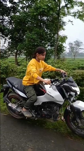 Girl kickstart Riding & Revving Xtreme 160R Bike #shorts #ytshorts #viral #ladybiker