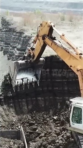 Massive Overburden Loading – Pure Machine Power 💪⛏️ #earthmoving