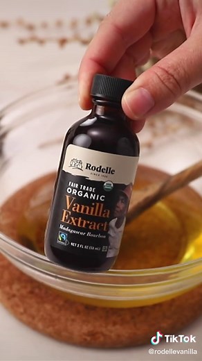 This soothing, creamy, and healthy homemade vanilla body lotion will make a lovely and thoughtful DIY gift. No additives, all natural ingredients, and organic means they can enjoy guilt-free! #diyproject #diylotion #madewithrodelle #vanillaextract #fairtrade