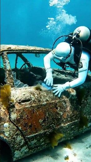 “Mystery of the Rusted Car Beneath the Sea”
