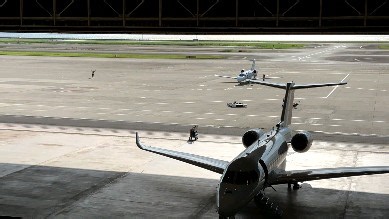 国土交通省航空局 飛行検査センター on Instagram: "今回は飛行検査センターの日常の様子をお届けします✈️ 前回の投稿の答えは南大東です。 コメントくださった3名の方、大正解でビックリです💮 また、同じようなクイズを投稿しますので確認してみてくださいね！ #飛行機 #航空機 #リール #リール投稿 #リール動画 #空港 #中部空港 #セントレア #格納庫 #CJ4 #C700 #飛行検査 #飛行検査機 #飛行検査センター #CKSTR #CHECKSTAR"