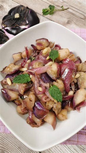 Valentina on Instagram: "Melanzane in agrodolce alla siciliana ❤️🍆🍆 INGREDIENTI 2 melanzane 1 grossa cipolla (o due piccole) circa 50 ml di aceto di vino bianco 2 cucchiai di zucchero menta 15 g di pinoli sale, pepe e olio evo #vivomangiando #melanzane #agrodolce #ricettesiciliane #cucinasiciliana #ricettefacili #vegetarian #piattifreddi #foodbloggeritaliani #reels"