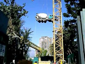 cargando camion en grua