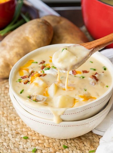Warm up with this super quick Loaded Baked Potato Soup! It's a family favorite! FULL PRINTABLE RECIPE HERE: http://www.iwashyoudry.com/2016/09/23/loaded-baked-potato-soup/ | I Wash... You Dry