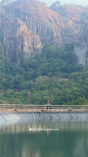 Desa ini pernah dapat gelar sebagai desa wisata terbaik di Dunia, namanya Desa Wisata Nglanggeran
