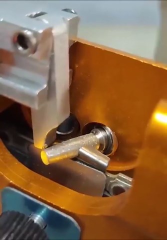 Chainsaw Sharpener Jig, Chain Saw Sharpener Tool, Hand-Crank Chainsaw Sharpening Kit with 5 High Hardness Bits, Gloves, Storage Bag and Brush, Portable Chainsaw Blade Sharpener for 6"-22" Chain Saws