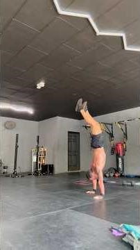 Hand stand hold (TRYing not to move) practice #crossfit