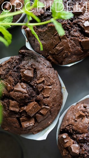 Babeczki z podwójną czekoladą. Bardzo prosty przepis na szybkie muffinki 👉🏻 https://bit.ly/43IfiyY #orchideli | Orchideli