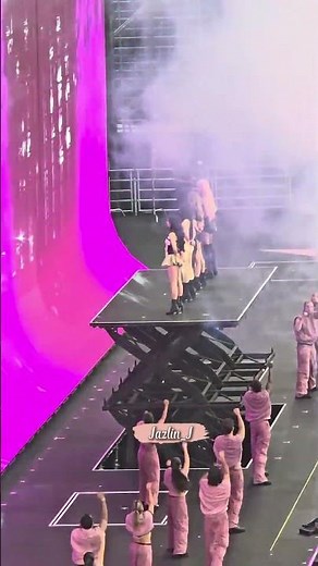 Nobody is talking about this stage design #kpop #concert #trending