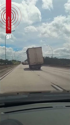 Vento quase tomba caminhão no Rodoanel de São Paulo