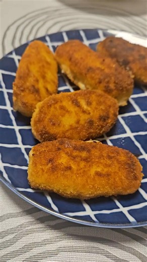 ¡Haciendo croquetas de pollo por primera vez! ¿Cuáles son vuestras croquetas favoritas?