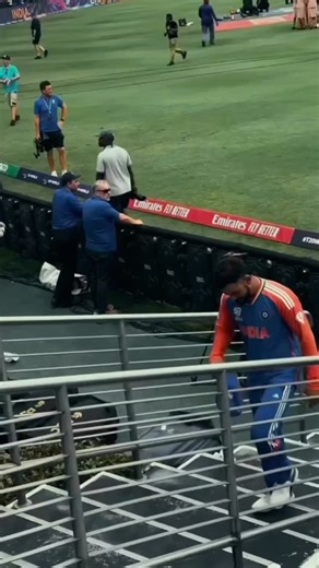 X cricketer on Instagram: "1997년 갈아 1997년 개봉한 영화 Titanic은 잭과 로즈의 운명적 인 사랑을 통해 비극 속에서도 오래 남는 감정의 깊 이를 보여주는 작품입니다. 화려한 연출보다 인물 의 감정에 더 집중한 제임스 카메 론 감독의 스타일은 지금 다시 봐도 묘하게 가슴을 울리죠. 배가 침 몰 하는 장면이 아닌, 두 사 람이 서로를 바라보던 순간 들이 더 강하 게 기억에 남는 영화이기도 합니다. 이 감정을 완성해주는 곡이 바로 셀린 디온의 *” My Heart Will Go On”*입니다. 처음 들으면 잔 잔 한 15데, 어느 순간 자연스럽게 가슴이 벅차오르는 느낌을 줍니다. 특히 후반부의 고조되는 보컬은 영화 속 잭과 로즈의 마지막 장면과 겹쳐지면서 괜히 마음 이 서늘해 지기도 하고요. 많은 분들이 “이 노 래가 나오면 왜 그 장면 이 자동으로 떠오르는지 모르겠 다”고 말하 는데, 그만큼 영화와 음악이 자연스럽게 얽혀 있는 곡입니다. 1998 년 