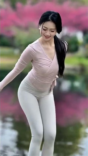 Graceful Dance of a Beautiful Chinese Woman 🌸