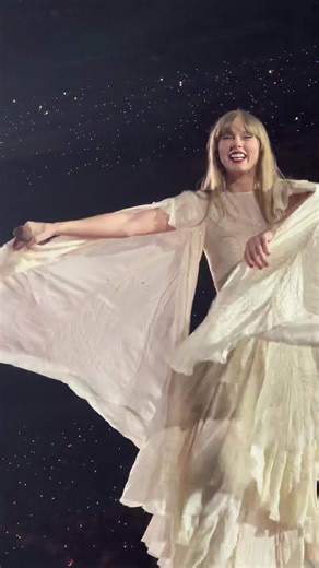 Taylor Swift Live Performance of August - The Eras Tour