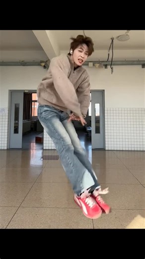 王皮特 on Instagram: "有沒有那種甩不掉的藍牙耳機啊，還好我抓住了差一點就被踩碎了🥹🥹#手品 #ダンス #富士山 #japan #东京交友 #🇯🇵日本正在利用压电瓷砖将人们的脚步转化为电能⚡️"