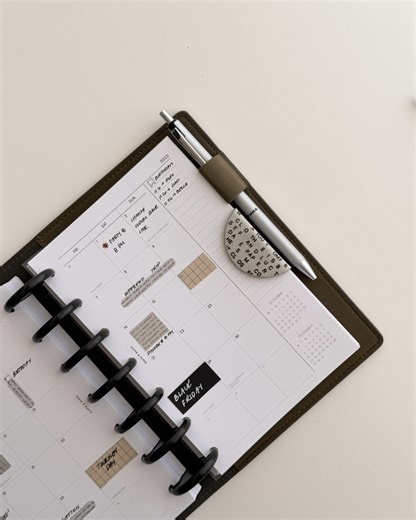 Do you plan out your month, ahead of time, as you go, or all at a once? Using a mix of November Intention Box, Stamp Sticks and Artic Stamp Ink Pads. Using a Cipher Vegan Leather Folio in HP Mini. #plannerinspiration #monthlyplanning #plannerspread #clothandpaper #clothandpapertrail | Cloth & Paper