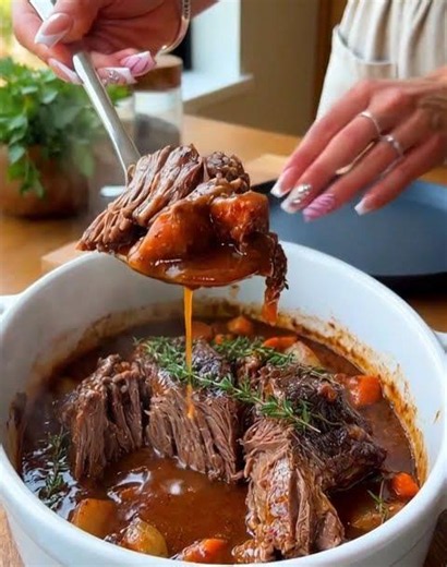 🍲 Hearty Slow-Cooked Pot Roast Stew 🍲