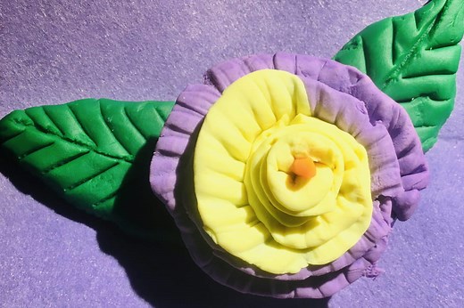 Ces fleurs en pâte à modeler sont faciles à réaliser avec un accessoire qu'on a tous à la maison