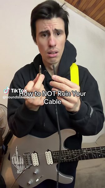 How to Correctly Plug a Guitar Cable Without Ruining It