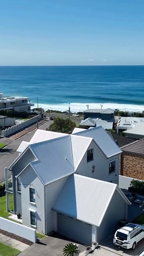 With its roof made from COLORBOND® steel in Surfmist®, this double-storey home stands as a bold example of modern design. The clean, streamlined aesthetic of the roof complements the overall form of the home, establishing a striking silhouette that contrasts beautifully against its surroundings. Roofing: @alliance_metal_roofing Roofing Distributor: @no1roofing Colour: COLORBOND® steel Surfmist® | COLORBOND steel