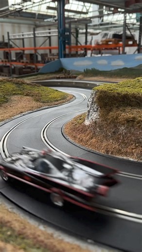 Check out the 1966 Batmobile in action 🦇 Get yours here 👉 https://bit.ly/3axtvn9 | Scalextric