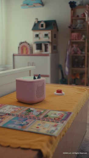 Die neue Toniebox 2 ist robust und wurde gebaut, um den wildesten Abenteuern, Stürzen und Stößen standzuhalten! Sie bietet den kleinen Entdecker*innen noch mehr Hör-Spiel-Spaß: Sie können in ihre Lieblingsgeschichten und -lieder mit ihren Tonie-Figuren eintauchen. Oder sie spielen mit Tonieplay, um bildschirmfreie, interaktive Spiele, Quizze und Herausforderungen zu erleben, bei denen sie das Steuer in der Hand haben. Außerdem helfen der neue Gute-Nacht-Modus, der Sleep-Timer mit Nachtlicht und 