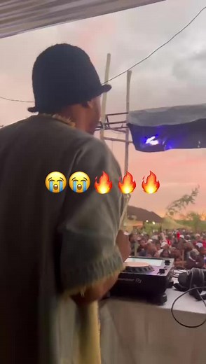 DJ Sunset Performance: Energetic Crowd Vibes