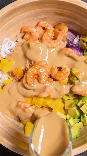 🥭 Gambas-Mango-Avocado-Glasnudelsalat mit Erdnuss-Limetten-Dressing | Schnelles Sommerrezept