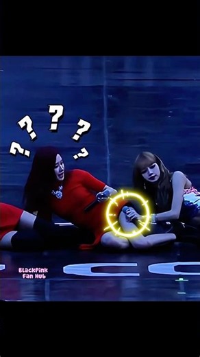 Lisa Didn't Notice Her Mic Was Wrong... Rosé Did 😱💖 #blackpink #rose #lisa #shortvideo