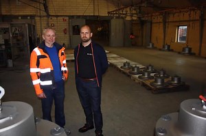 Jørgen Bech Madsen har efter 32 år overdraget Spjald Sandblæsning og Industrilakering til en af Danmarks største virksomheder indenfor industriel overfladebehandling, Gardit i Viborg: "Vi har traditionelt arbejdet med store stålkonstruktioner, mens Jørgen er god til de mindre elementer, så virksomheden her i Spjald er med til at gøre vores produktpalette bredere. Vi kan også lære noget om at optimere processer gennem automatisering", siger Morten Lindholt Laursen, administrerende direktør i Gard