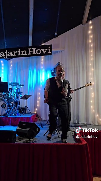 Upea Ari Nylundin orkesteri piristi lauantai-illan 🩷 #tanssit #musiikki #soittaja #livemusic #musica #saturdaynight
