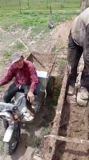 Ancient Building Technique Still Alive Today 🏗️ #TraditionalBuilding #AdobeBricks #CivilEngineering