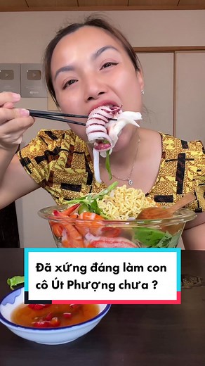 Quỳnh Nấu Mì và Chuẩn Bị Chén Nước Mắm