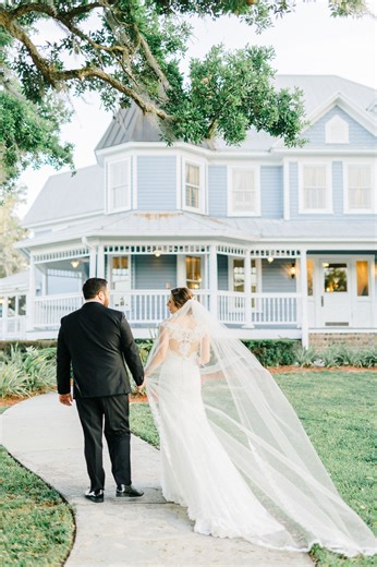 2026 brides, save this one 📌 The Highland Manor in historic Apopka offers timeless charm, flexible spaces, and exclusive Events by Dubsdread catering — all just outside of Orlando. If you’ve been following along for a while, you already know how special this place really is 🤍 | The Highland Manor
