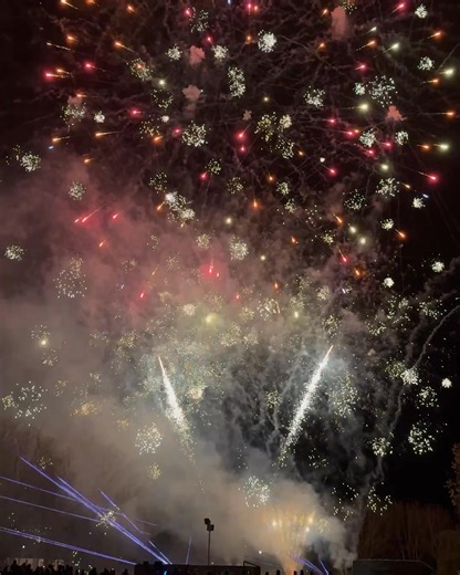 🎆 We don't mean to brag (we're still going to...) but we know how to put on a pretty incredible fireworks display! Watch them this October Half Term, as well as our Christmas Day and New Years Eve breaks! #ReadyToButlins | Butlin's