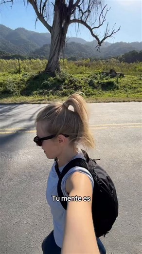 Belén Gómez | Educación sistémica on Instagram: "La mente traduce una conciencia que la antecede, que ya existe como información potencial. Somos una interfaz viva donde un campo inteligente se vuelve experiencia y tiempo. Vivir en coherencia no es fabricar una nueva versión de nosotros, sino alinearnos con la que ya está disponible en ese orden original. Cada decisión, cada estado interno, es una forma de permitir —o bloquear— que esa información se actualice en lo cotidiano. La plenitud aparec