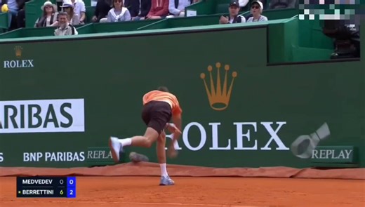 Russian tennis player Daniil Medvedev completely lost it in Monte-Carlo. He smashed his racket seven times in a eloquent demonstration of “great russian culture.” 🤌