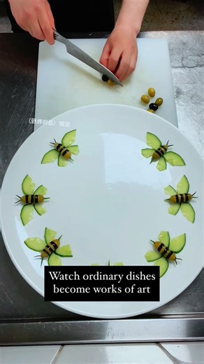 Junpeng is a food artist who transforms simple ingredients into refined visual masterpieces on a plate. Using fruits, vegetables, and everyday staples, he designs flowers, landscapes, and whimsical forms — merging creativity and simplicity to express stories through food. Artist: 俊鹏（盘饰教程）/ junpeng2023 on Douyin #foodart #food #art #creative | Art Viral