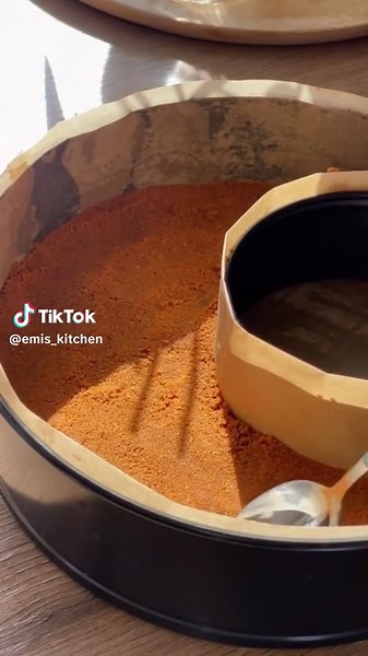 🇩🇪 Zutaten: Für den Boden: 15 Lotus-Kekse 50 g geschmolzene Butter Für die Käsekuchen-Füllung: 500 g Quark oder Frischkäse 100 ml Sahne 2 Eier ca. 80 g Zucker 2 Esslöffel Pflanzenöl 1 Päckchen Vanillezucker 2 Esslöffel Speisestärke 1 gehäufter Esslöffel Lotus-Aufstrich Für das Topping: Lotus-Aufstrich Zubereitung: Bereite zuerst die Backform vor. Den Boden und die Seiten einer 26 cm Springform mit Backpapier auslegen. Eine 18 cm Form ebenfalls mit Backpapier auskleiden und in die größere Form 