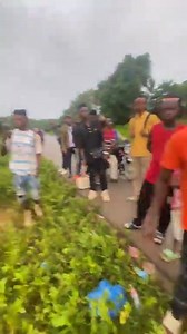 52K views · 277 reactions |  Notre Guinée Depuis 1h 30 du matin ils n'ont pas d’assistance. Ils n'ont pas accès à leur effets, y compris le mangé des enfants à l’intérieur du véhicule. Le syndicat doit être poursuivi mais quel est le rôle de nos policiers   et Sapeurs pompiers ?Partager la video pour toucher les autorités  | Kpèlètâ | Facebook