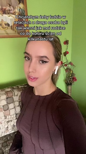 Exploring Green Room Aesthetics with Unique Decor