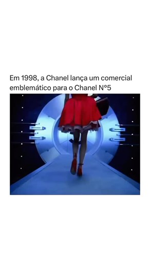 Surpreendemos on Instagram: "Em 1998, a Chanel lançou um comercial emblemático para o Chanel N°5, dirigido por Luc Besson e estrelado por Estella Warren. Esse anúncio foi parte de uma série de campanhas inovadoras que marcaram os anos 90, período no qual a Chanel investiu fortemente na promoção deste perfume icônico. A criação do Chanel N°5, por sua vez, remonta aos anos 1920, quando Coco Chanel colaborou com o perfumista Ernest Beaux. Desejando uma fragrância que se distanciasse das tradicionai