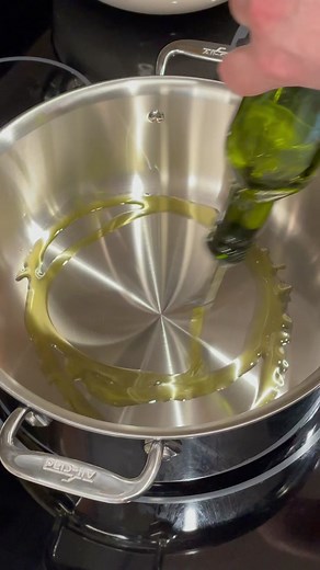 Canning homemade pasta sauce 🤌🏼🍅🍝🍽 #fyp #foryou #canning #pastatiktok #GetTheWChallenge #TeamofTomorrow