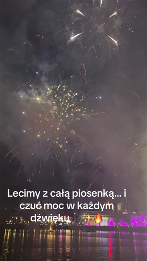 „Światła, muzyka i zimowy klimat Bergen 🎄✨🎆… już czuć klimat świąt w powietrzu ✨❄️”#goodvibes #norwaylife #admiberg #💃🕺💃