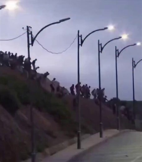 在西班牙左翼桑切斯政府決定使超過 50 萬非法移民合法化之後，移民隊伍就源源不絕地前來。西班牙馬上會淪陷於非洲蠻族....然後罪魁禍首的首相還在中國悠哉地吃甜點🤡