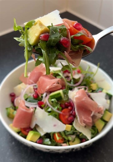 Delicious Rocket Salad with Pomegranate and Parmesan